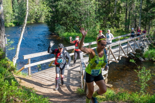 Kainuu-Trail-2022-Hossa-National-Park-Finland-polkujuoksu-juoksijat-trail-running-runners-bridge-of-river-Torkonluikea-500px.jpg