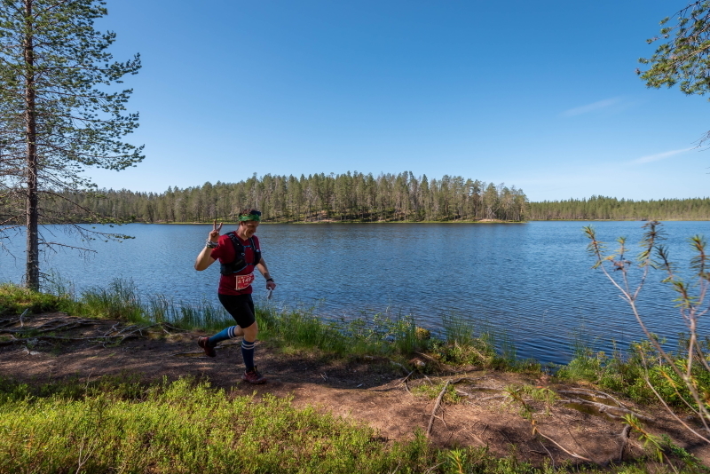 Kainuu-Trail-Hossa-National-Park-Finland-Hossan-kansallispuisto-juoksija-jarvimaisemassa.jpeg